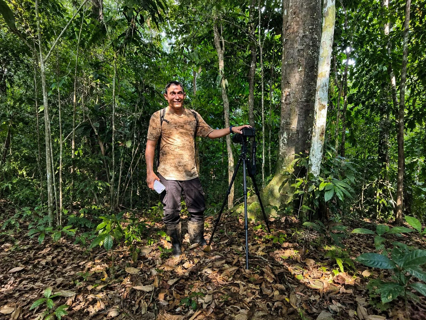 Abel Batista con su cámara y trípode en pleno bosque