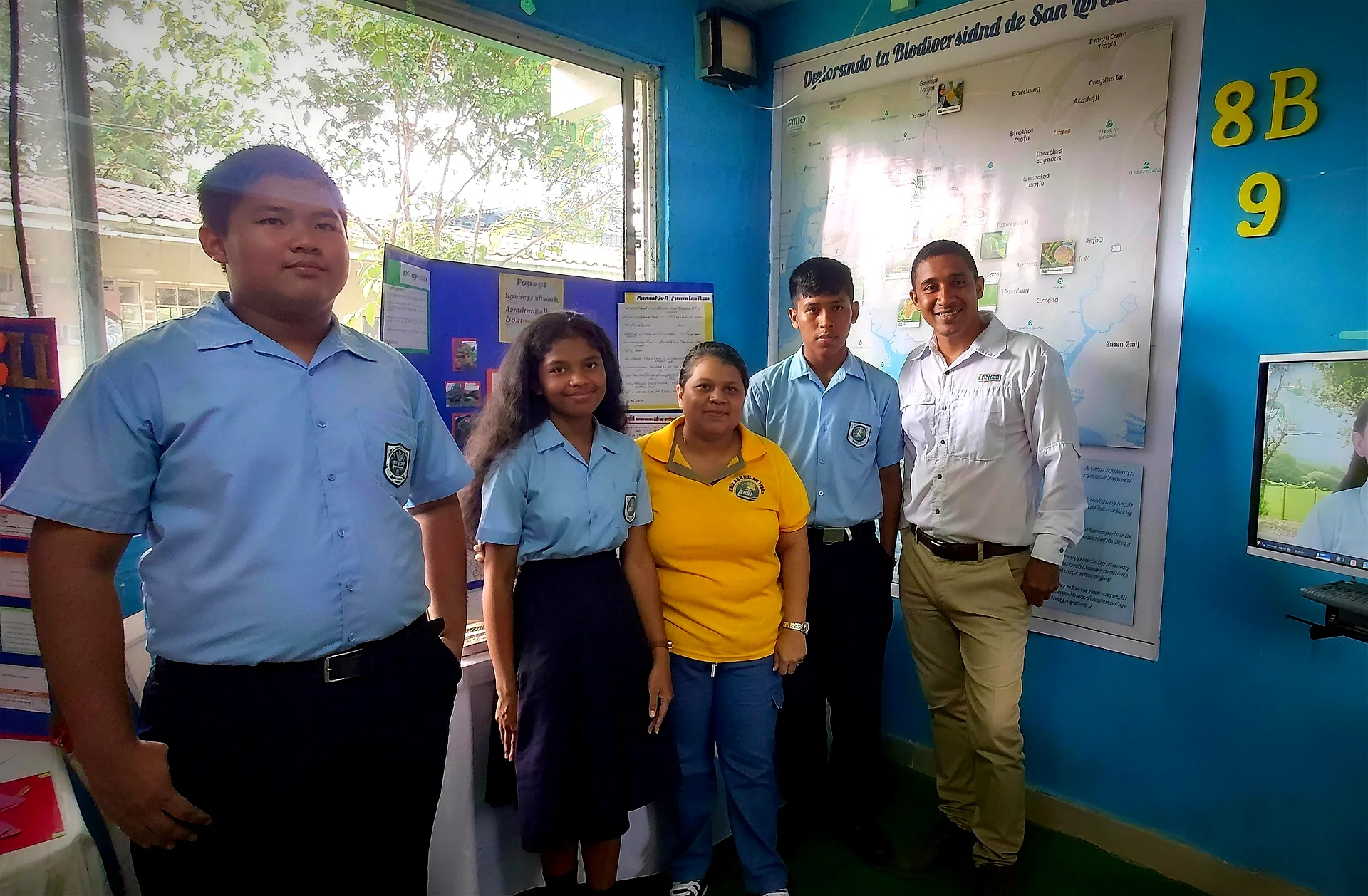 Abel en una feria de ciencia con estudiantes