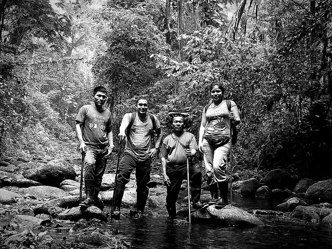 Cruce de río en blanco y negro