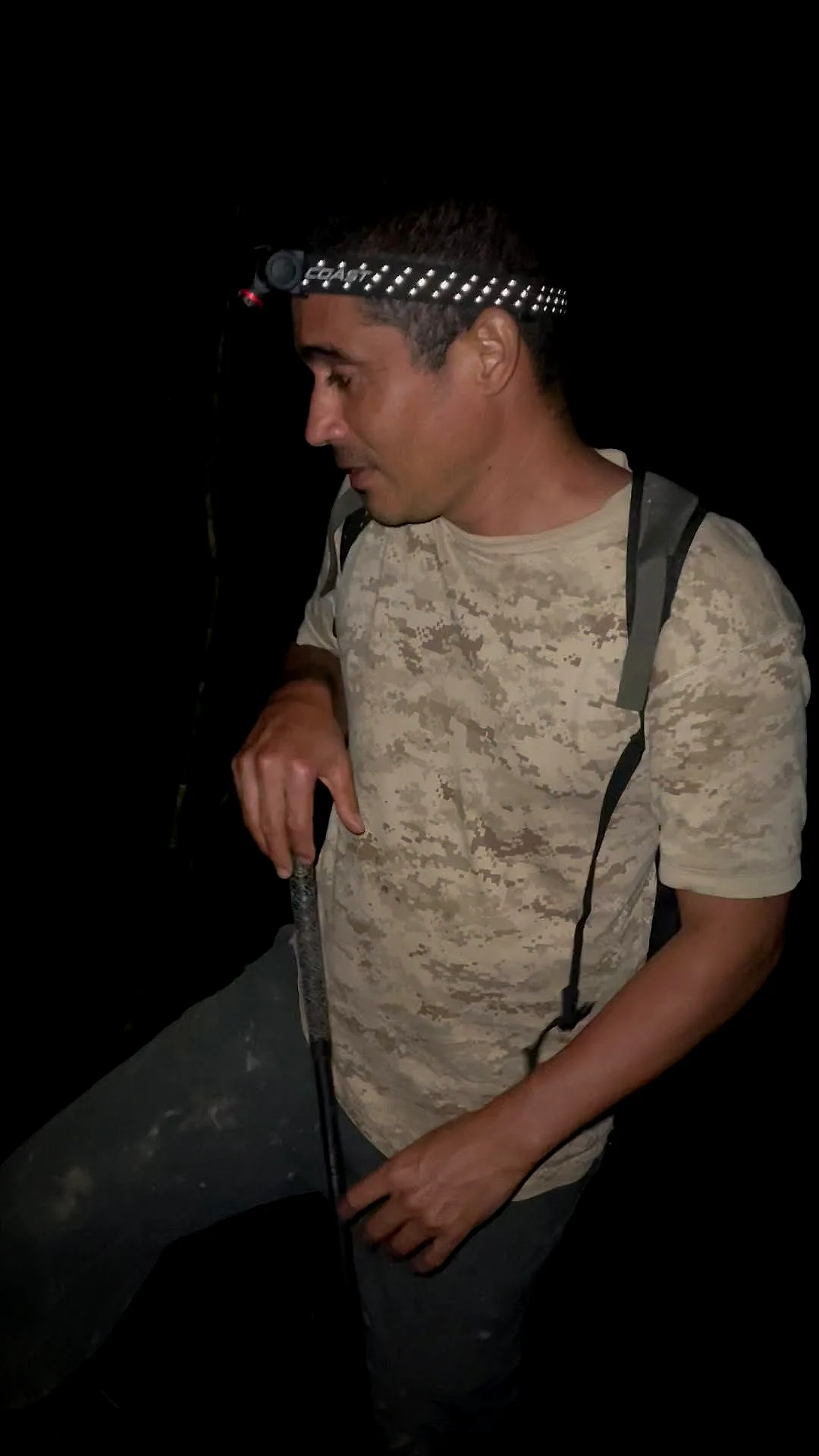 Abel de noche con linterna frontal