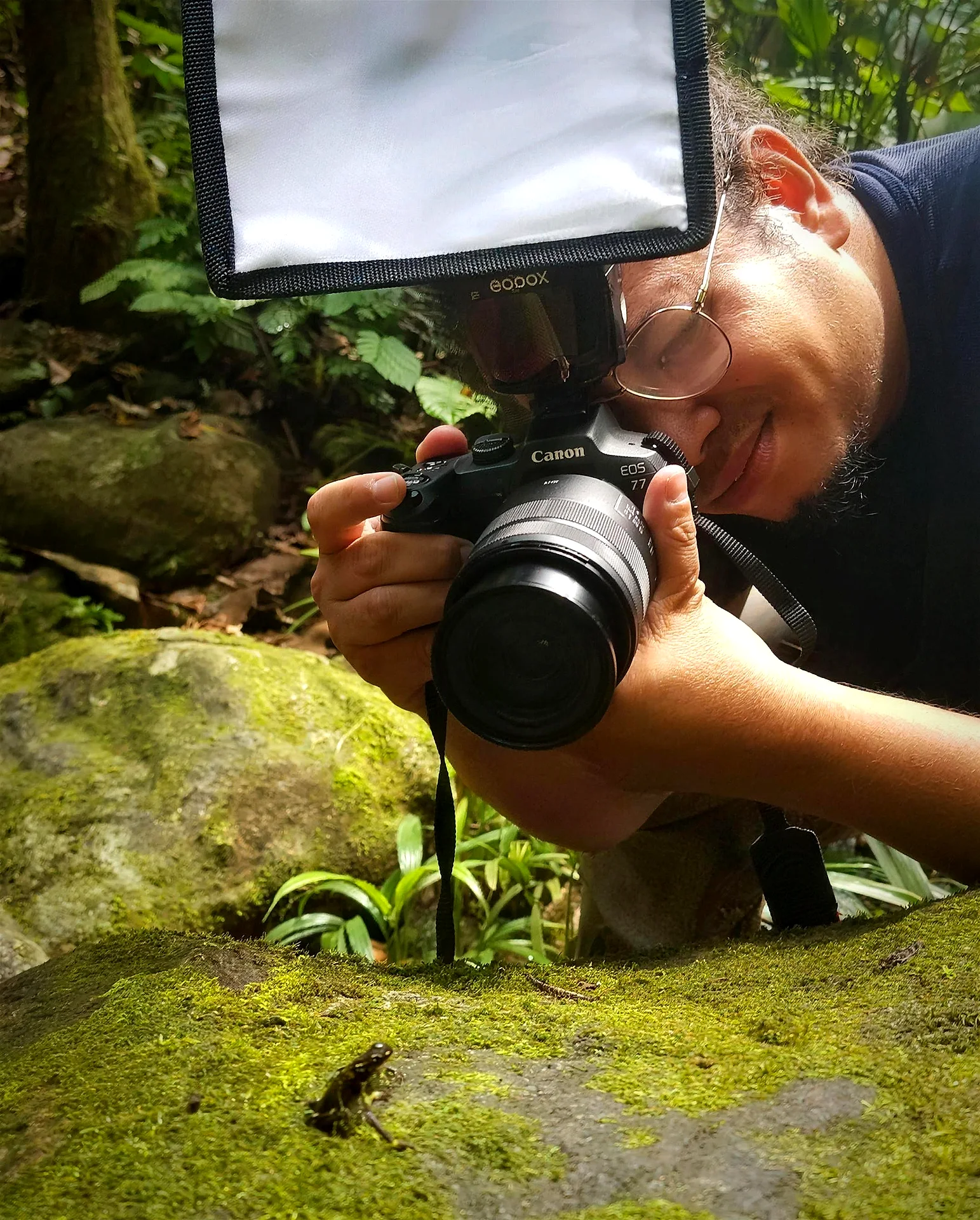Abel Batista fotografiando en el campo