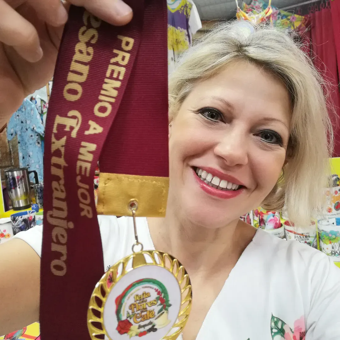 Serena con la medalla de Mejor Artesana Extranjera, 2023