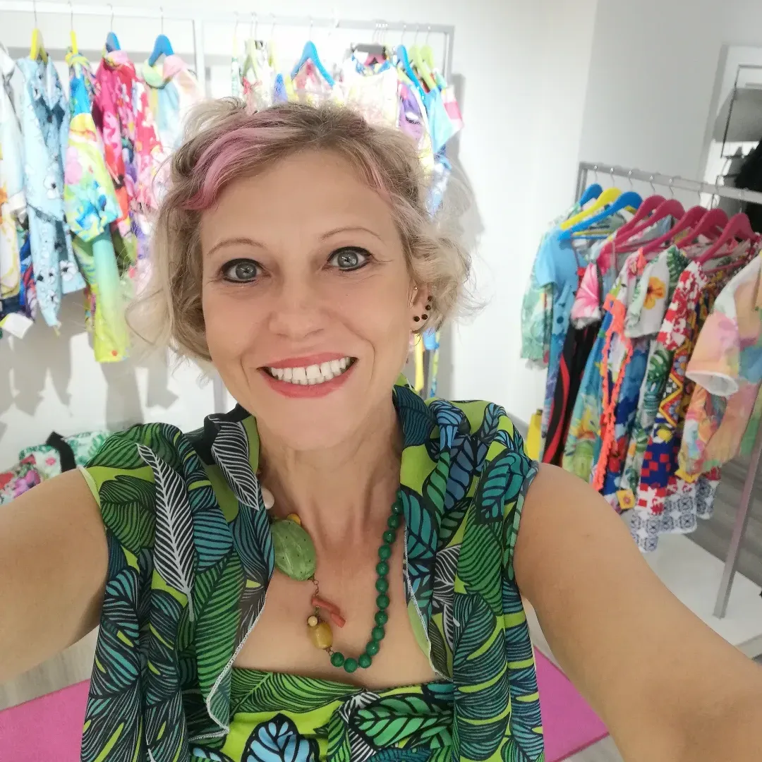 Serena en el showroom de KCB Moda, entre prendas estampadas